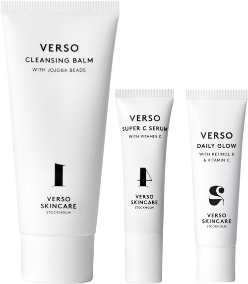 Drie witte huidverzorgingsbuisjes met zwarte tekst, gelabeld als reinigingsbalsem, serum en dagelijkse glans, allemaal van Verso Skincare.
