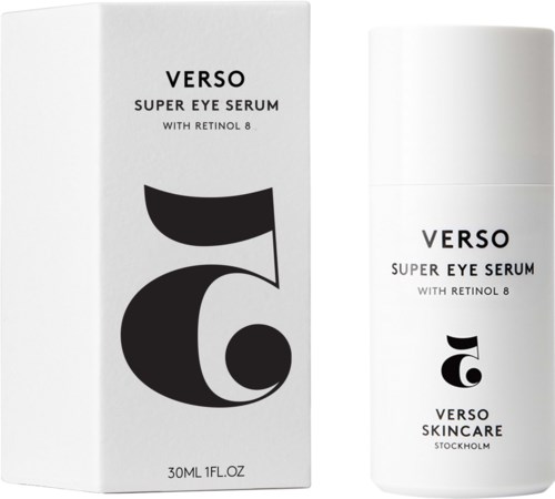 Ett hudvårdsprodukt i en vit flaska och förpackning, märkt 'VERSO Super Eye Serum med Retinol 8', för ögonvård.