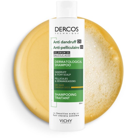 Een witte shampoofles met groene en zwarte tekst ligt op een gele spons, wijst op behandeling tegen roos en hoofdhuid.