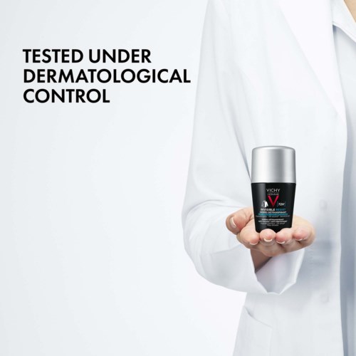 Eine Person in einem weißen Kittel hält eine kleine schwarz-rote Flasche mit Text, neben der Meldung über dermatologische Tests.