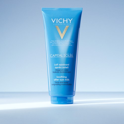 Eine blaue Tube von Vichy beruhigende After-Sun-Milch für Gesicht und Körper, für Feuchtigkeit und langanhaltende Feuchtigkeitsversorgung.