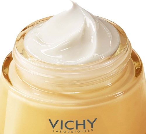 Ein Glas Vichy-Creme mit weißer, luftiger Konsistenz oben.