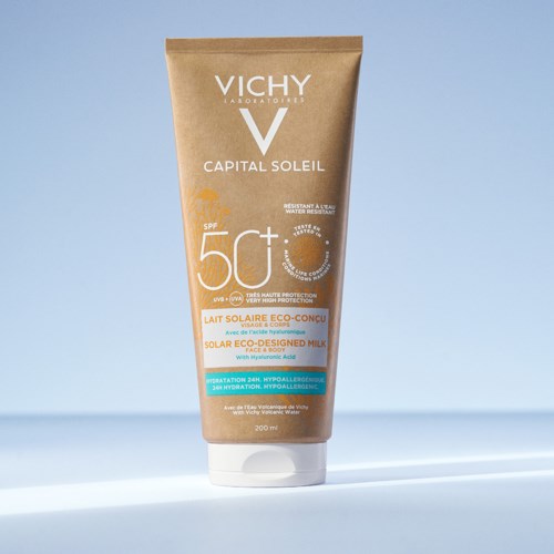 Eine Tube Vichy Capital Soleil Sonnencreme mit Lichtschutzfaktor 50+ steht auf einer hellen Oberfläche.