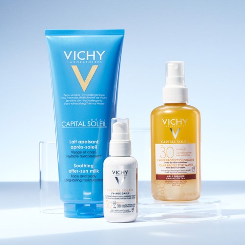 Vichy gezichtsverzorgingsflessen met blauwe, witte en gele labels voor zonbescherming en hydratatie.