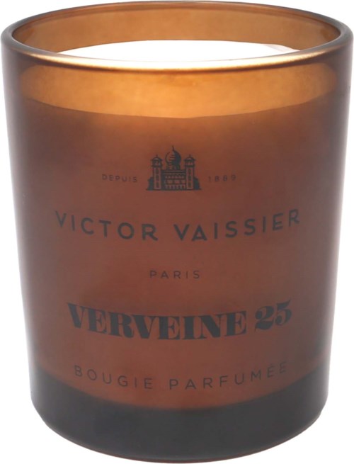 Ein dunkelbrauner Duftkerze in einem Glas mit schwarzem Text und Logo von Victor Vaissier, Paris.