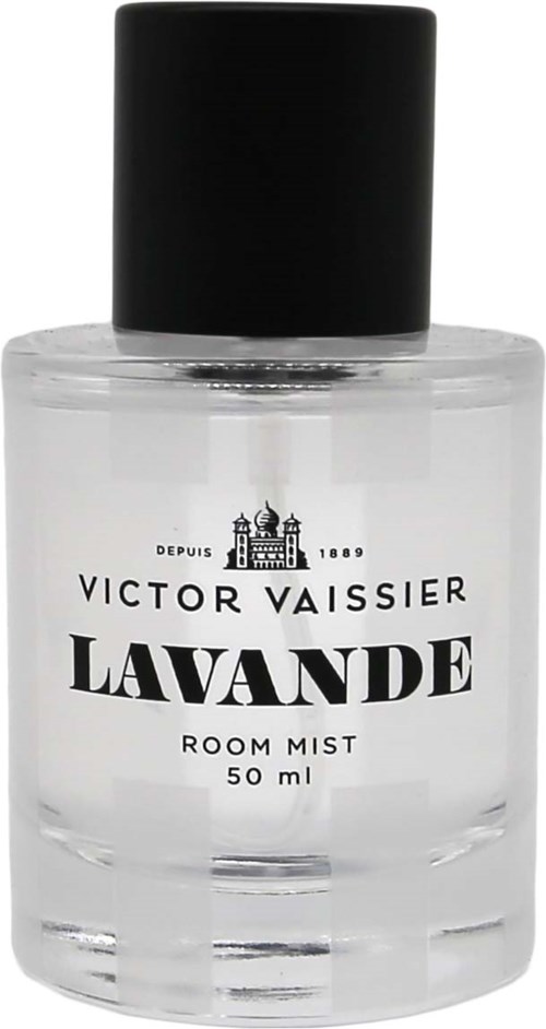 Eine klare Raumsprühflasche mit schwarzem Deckel und einfachem Etikett, das 'Lavande' und 'Victor Vaisseur' sagt.