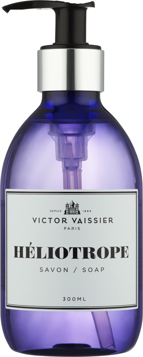 Eine lila Seifenspender mit schwarzem Pumpenkopf und weißem Etikett, das 'Héliotrope Savon / Soap' von Victor Vaissier zeigt.