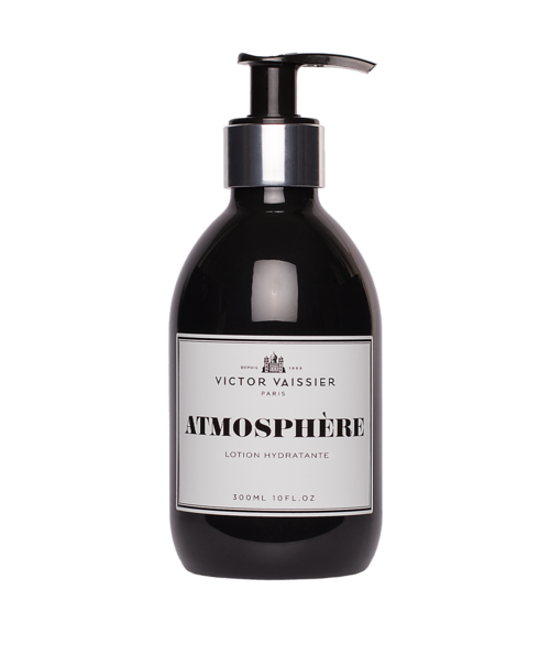 Eine schwarze Flasche mit Pumpe, beschriftet 'Victor Vaissier Atmosphère' feuchtigkeitsspendende Lotion, 300 ml.