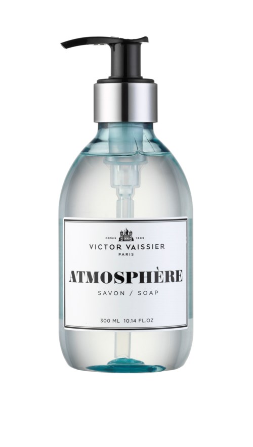 Eine klare Seifenspender mit schwarzen Pump und weißem Etikett, das 'Atmosphère' von Victor Vaissier sagt.