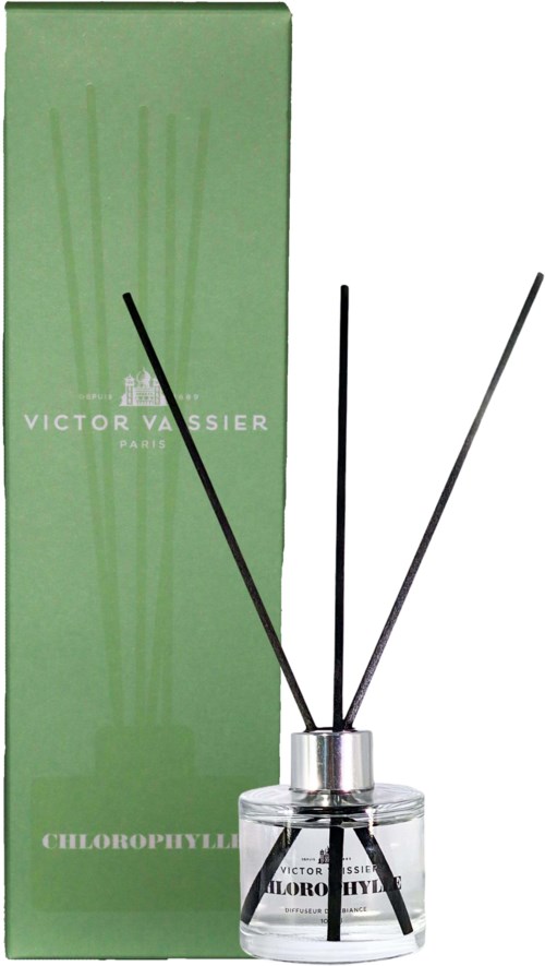 Ein Parfümflasche mit schwarzen und weißen Stäbchen vor einer grünen Schachtel mit weißem Text, Gelabelt Victor Vassier.