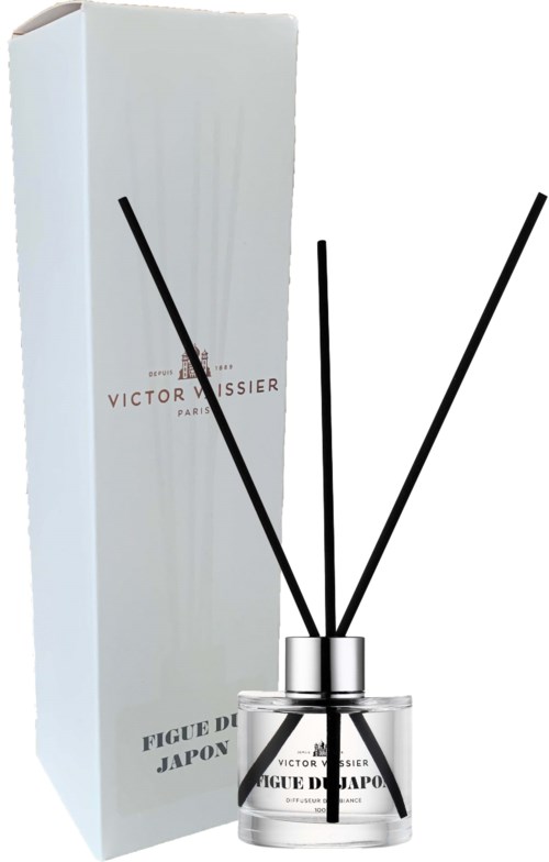 Ein Parfümflasche mit drei schwarzen Sticks im Karton, labeled "Figue D' JAPON" von Victor Wissier.