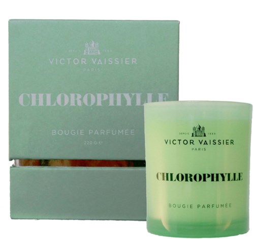 Eine grüne duftende Kerze mit einer Schachtel, beide mit Victor Vaissier Chlorophylle beschriftet, drinnen.