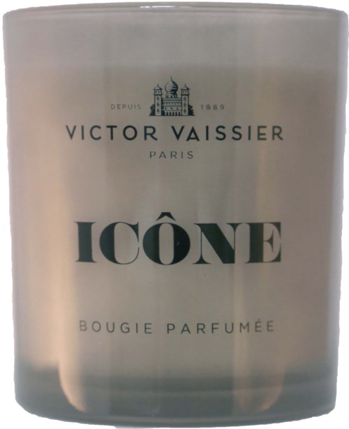 Ein weißer Kerzenbehälter mit schwarzem Text und einem kleinen Logo oben, zeigt, dass es ein Produkt von Victor Vassier aus Paris ist.