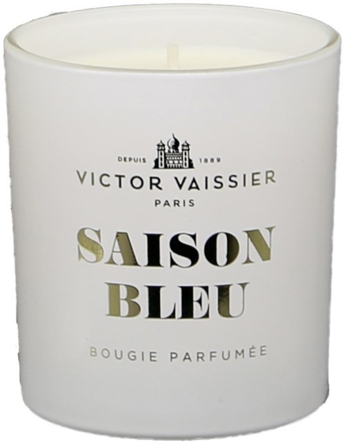 Eine weiße Duftkerze in einem runden Behälter mit schwarzem und goldenem Text, zeigt die Marke Victor Vaissier und Duftsaison Blau.