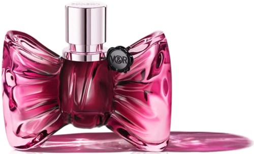 Roze parfumfles in de vorm van een strik met een zilveren dop en een klein label. De fles is glanzend en reflecterend.