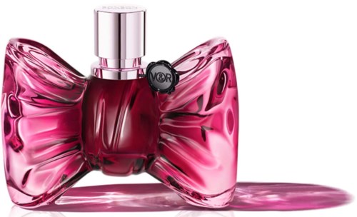 Een roze parfumfles in de vorm van een strik met een zilveren dop en een klein zwart bedeltje.