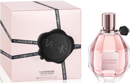 Een roze parfumfles met bijpassend doosje, beide gemarkeerd Flowerbomb Viktor&Rolf. Elegant ontwerp met zwarte accenten.