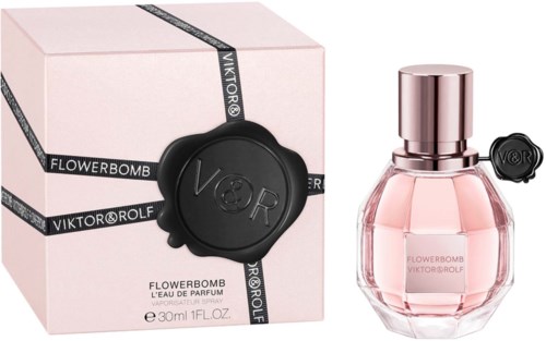 Een parfumfles met roze vloeistof en een roze dop, naast een roze doos met zwarte linten en een zwart zegel.