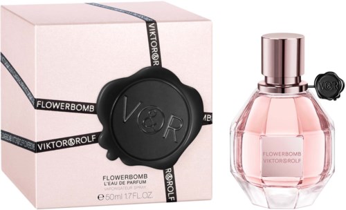 Ein Parfümset mit einer rosa Flasche und einer Box mit Wachssiegel und Band, namens Flowerbomb von Viktor & Rolf.