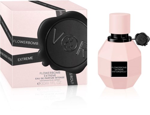 Rosa parfypåse med svart och rosa förpackning, märkt Flowerbomb Extreme av Viktor & Rolf.
