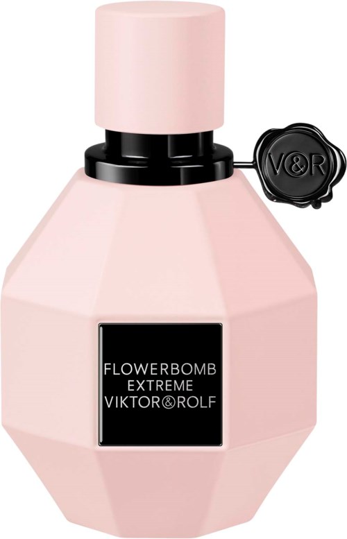 Een roze parfumfles met een zwart label en zwarte dop, met een ronde tag met 'V&R' en 'FLOWERBOMB EXTREME'.