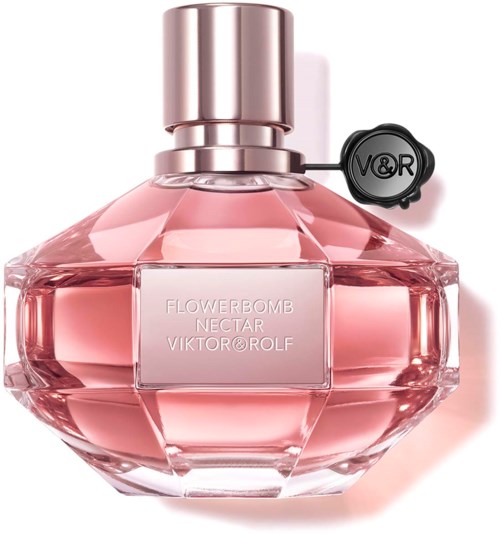 Een roze parfumfles met zilveren dop, gelabeld Flowerbomb Nectar van Viktor & Rolf, heeft een zwarte seal dichtbij.