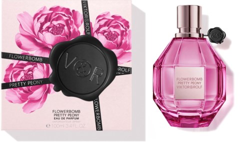 Een roze parfumfles en doos met bloemen en merklogo's worden weergegeven, reclame voor Flowerbomb Pretty Peony geur.