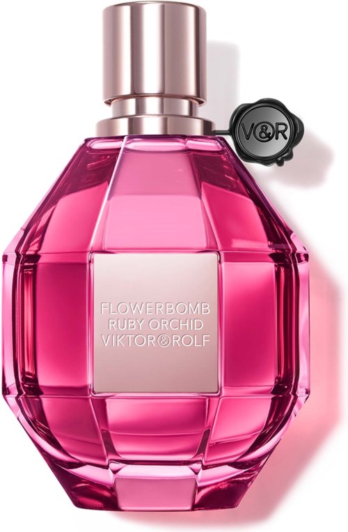 Roze parfumfles met een zilveren dop en een VQR-etiket, genaamd Flowerbomb Ruby Orchid door Viktor & Rolf.