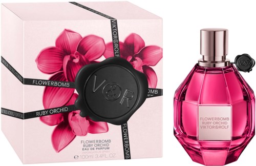 Een parfumfles en doos met roze bloemen en zwart ontwerp. De parfum heet Flowerbomb Ruby Orchid.