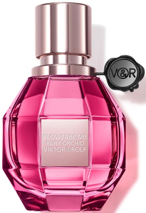Een roze parfumfles met een zilveren dop en een zwart zegel met V&R.