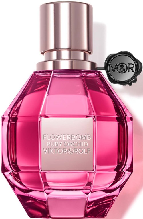 Een roze parfumfles met een zilveren knop en V&R zegel, gelabeld 'FLOWERBOMB RUBY ORCHID VIKTOR & ROLF.'