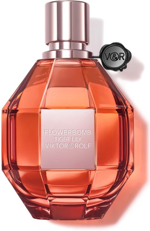 Een roze-oranje parfumfles met zilveren dop en VQR-label, genaamd Flowerbomb Tiger Lily van Viktor & Rolf.