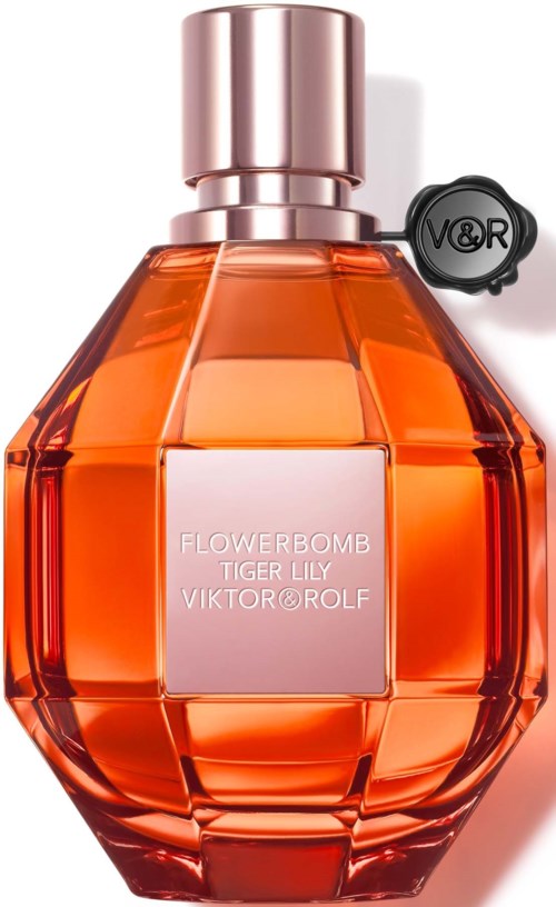 Een parfumfles met oranje vloeistof, zilveren dop en een zwarte stop met V&R. Het label zegt Flowerbomb Tiger Lily.