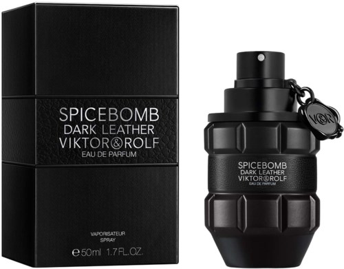 Parfumfles in de vorm van een donkere leren granaat naast een zwart doosje, gemerkt Spicebomb, Viktor & Rolf.