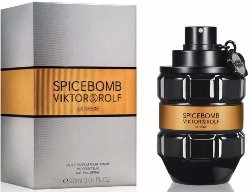 Een parfumfles en doos. Beiden zijn zwart en grijs met oranje labels met de tekst Spicebomb Viktor & Rolf Extreme.