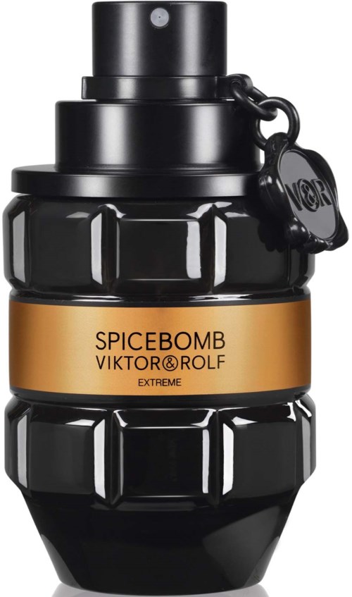 Een zwarte, granaatachtige fles met een goudkleurig label met 'SPICEBOMB VIKTOR & ROLF EXTREME' en een kleine tags.