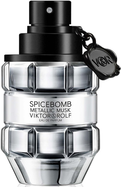 Een parfumfles met label Spicebomb Metallic Musk, met zwarte dop, doorzichtig glas en zilveren details.