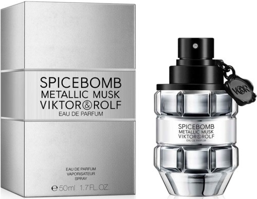 Een parfumfles en doos voor Spicebomb Metallic Musk Viktor & Rolf, met zwart-zilveren kleuren en eigentijdse uitstraling.