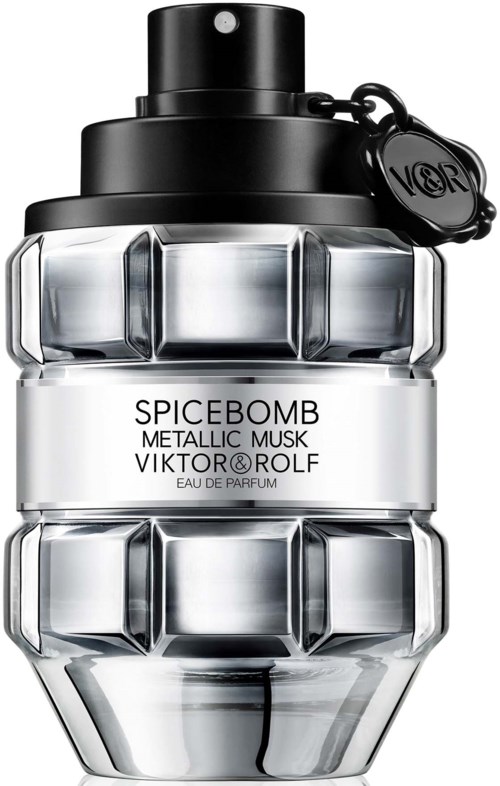 Een parfumfles met een modern, geometrisch ontwerp, gelabeld Spicebomb Metallic Musk door Viktor & Rolf.