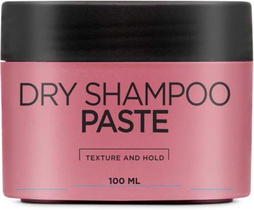 Eine rosa Verpackung mit schwarzem Deckel, beschriftet mit "Dry Shampoo Paste" und kleinerem Text zu Textur und Volumen.