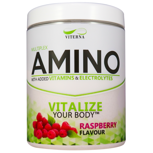 Ein weißer Behälter von Viterna Amino Mehrzweckergänzung mit Vitaminen, Elektrolyten und Himbeer-Geschmack. Text auf dem Etikett: 'VIT AlZE YOUR BODY' und 'RASPBERRY FLAVOUR.'