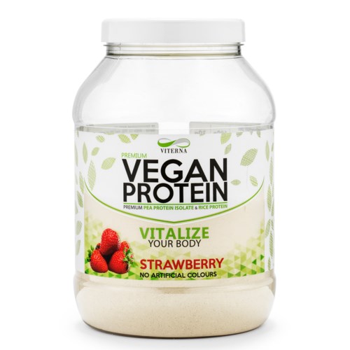 Vegan proteinpulver i glass med jordbær, grønne blader og tekst om helse og uten kunstige farger.
