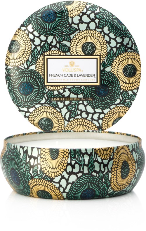 Eine dekorative Schale mit Blumendekor, die das passende runde Deckel hat, beschriftet 'French Cade & Lavender'.