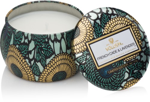 Dekorative Kerze in runder Dose mit schwarzen, gelben und grünen Blumenmustern, beschriftet "French Cade & Lavender."