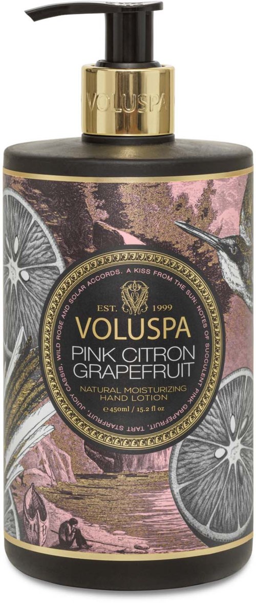 Eine Lotionflasche mit Pumpe, beschriftet 'Voluspa Pink Citron Grapefruit,' mit naturinspiriertem Design und Zitrusabbildungen.