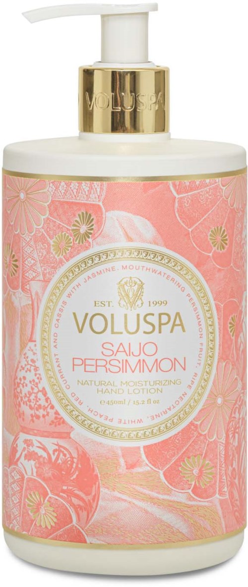 Eine rosa Blumenlotionflasche mit Pumpe, beschriftet "Voluspa Saijo Persimmon Natürliche Feuchtigkeits-Handlotion."