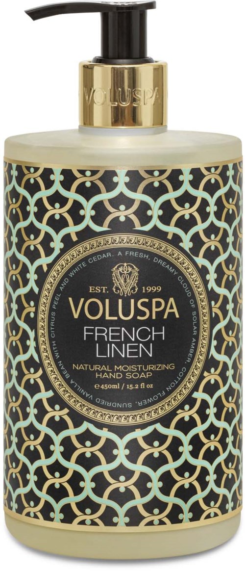 Dekorative Seifenspender mit schwarzen Pumpen, goldenen Akzenten und einem komplizierten gold- und blauen Muster. Es heißt "Voluspa French Linen."