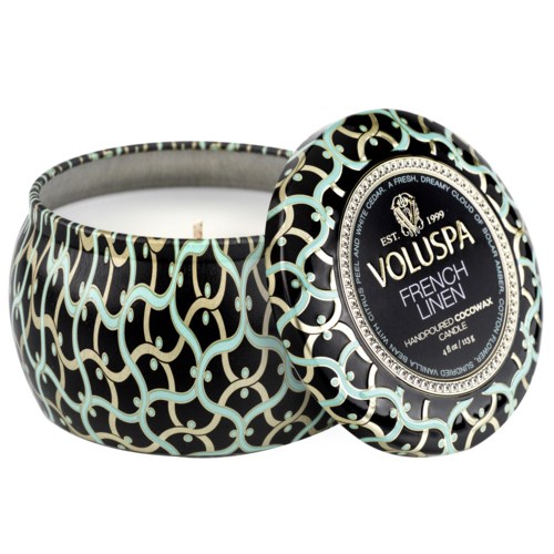 Koristeellinen kynttilä, jossa musta, valkoinen ja turkoosi. Merkitty "Voluspa French Linen."