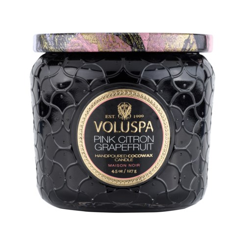 Ein schwarzer Behälter mit rosa und schwarzem Deckel, gekennzeichnet VOLUSPA pink citron grapefruit Kerze, 4,5 oz.