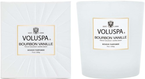 Eine weiße Box und ein weißer Kerzenbehälter mit Labels, beide mit 'Voluspa Bourbon Vanille' beschriftet, französische Vanilleduft.